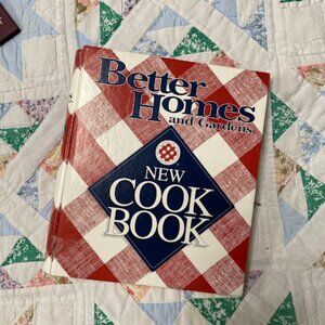 Better Homes and Gardens Red‎ and White Checkered Cookbook 11th Edition